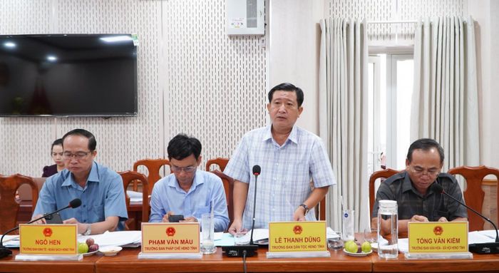 Trưởng ban Dân tộc HĐND tỉnh An Giang Lê Thanh Dũng báo cáo tại phiên họp.