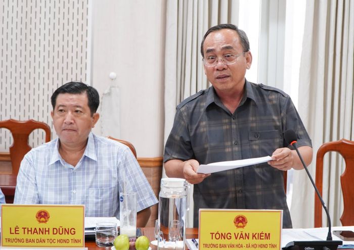 Trưởng ban Văn hóa - Xã hội HĐND tỉnh An Giang Tống Văn Kiếm báo cáo tại phiên họp.