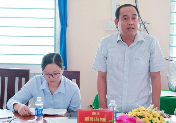 Đại diện UBND xã Vĩnh Gia báo cáo về tình hình thực hiện đề án.