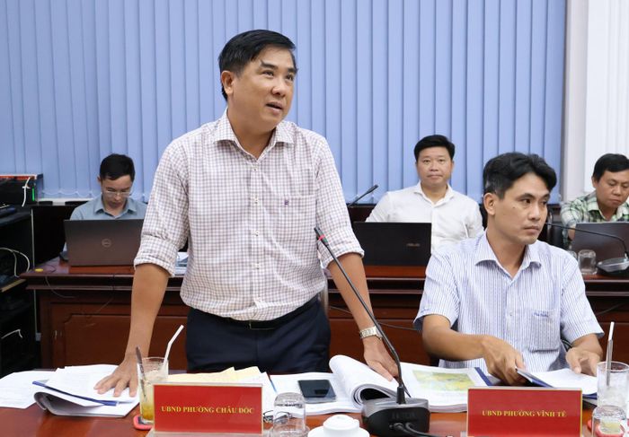 Đại diện UBND phường Châu Đốc phát biểu tại cuộc họp.
