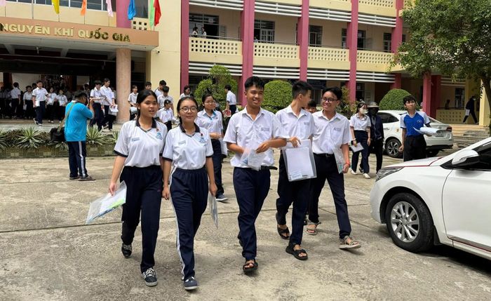 Thí sinh rời khỏi điểm thi Trường THPT chuyên Huỳnh Mẫn Đạt, phường Rạch Giá sau môn thi Ngữ văn. Ảnh: CẨM TÚ