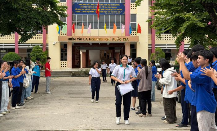 Thí sinh tại điểm thi Trường THPT chuyên Huỳnh Mẫn Đạt, phường Rạch Giá phấn khởi sau môn thi tiếng Anh. Ảnh: CẨM TÚ