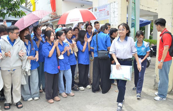 Những thí sinh đầu tiên hoàn thành môn thi Ngữ văn tại Trường THPT Nguyễn Trung Trực 1, phường Rạch Giá. Ảnh: MI NI