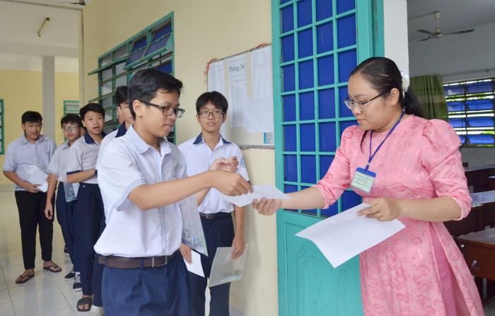 Thí sinh làm thủ tục vào phòng thi môn tiếng Anh tại Trường THPT Nguyễn Trung Trực 1, phường Rạch Giá. Ảnh: MI NI