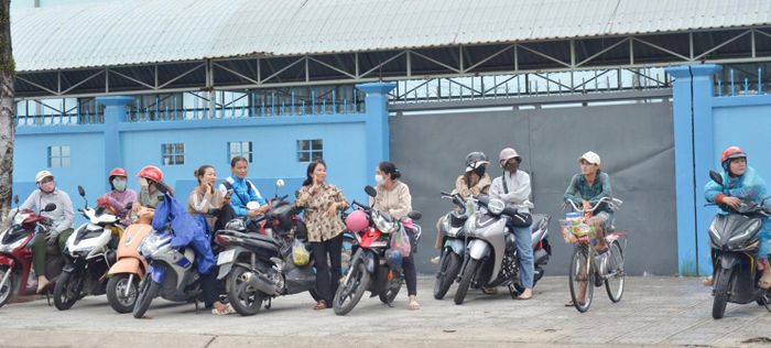 Phụ huynh đợi học sinh hoàn thành môn thi tiếng Anh tại điểm thi Trường THPT Nguyễn Trung Trực 1, phường Rạch Giá. Ảnh: MI NI