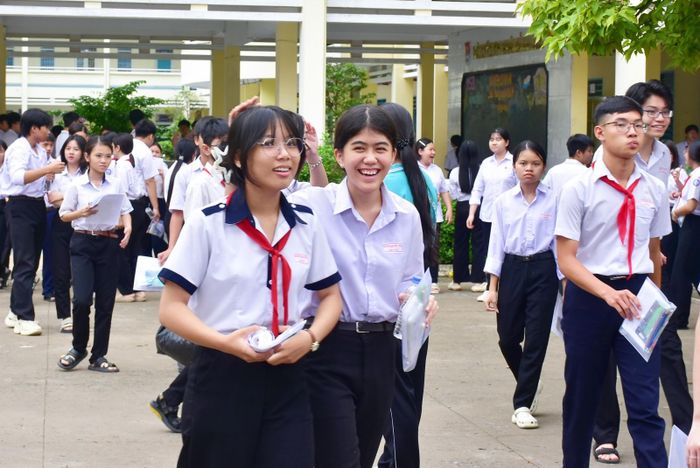 Thí sinh phấn khởi sau khi hoàn thành bài thi môn Ngữ văn. Ảnh: THANH TIẾN
