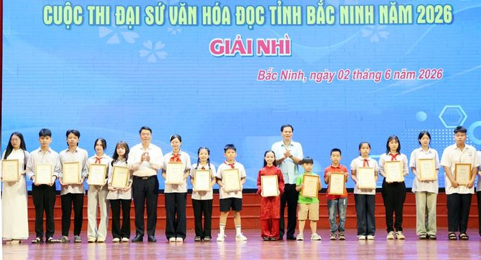 Đại biểu trao giải Nhì cuộc thi Đại sứ Văn hóa đọc tỉnh Bắc Ninh năm 2026.