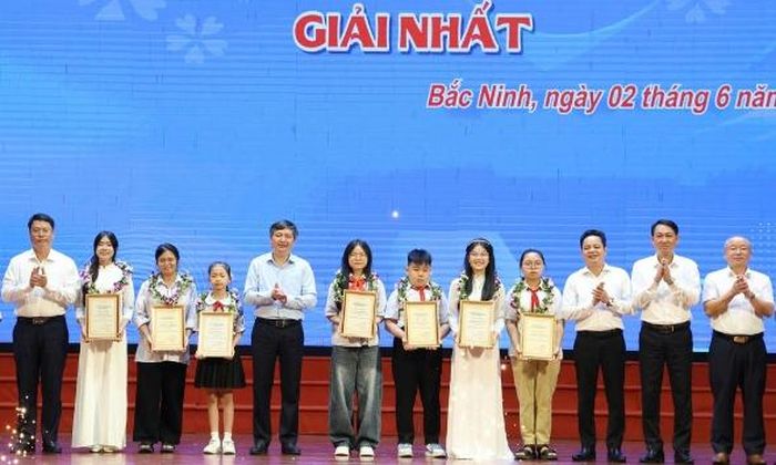 Ban tổ chức chúc mừng 7 thí sinh đạt giải Nhất.