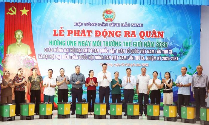  Các đồng chí: Trần Huy Phương, Phó Bí thư Tỉnh ủy; Đào Quang Khải, Phó Chủ tịch UBND tỉnh; Nguyễn Hoàng Trung, Chủ tịch Hội Nông dân tỉnh trao tặng thùng đựng rác cho các hội viên, nông dân phường Yên Dũng để phục vụ công tác phân loại rác tại nguồn. 