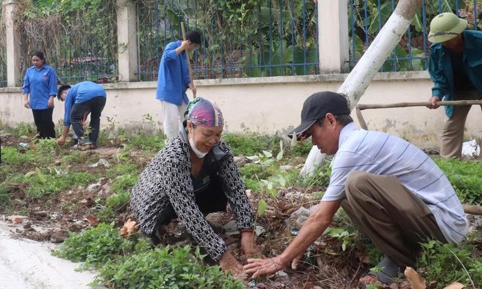  Hội viên nông dân phường Yên Dũng tham gia trồng cây bảo vệ môi trường. 