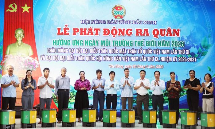  Đồng chí Nguyễn Anh Tuấn, Phó Chủ tịch HĐND tỉnh và lãnh đạo Hội Nông dân tỉnh trao tặng thùng đựng rác cho nông dân phường Yên Dũng. 