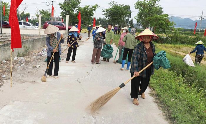  Hội viên nông dân phường Yên Dũng dọn dẹp vệ sinh bảo vệ môi trường. 