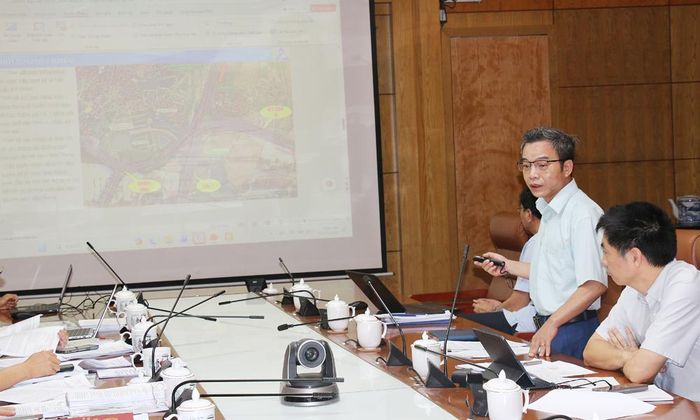 Lãnh đạo Ban Quản lý dự án Dân dụng và Phát triển đô thị tỉnh số 2 trình bày nội dung dự thảo Nghị quyết quyết định chủ trương đầu tư dự án xây dựng đường tỉnh ĐT.285B (đoạn từ QL.1 đến cầu Bình Than - QL.17).