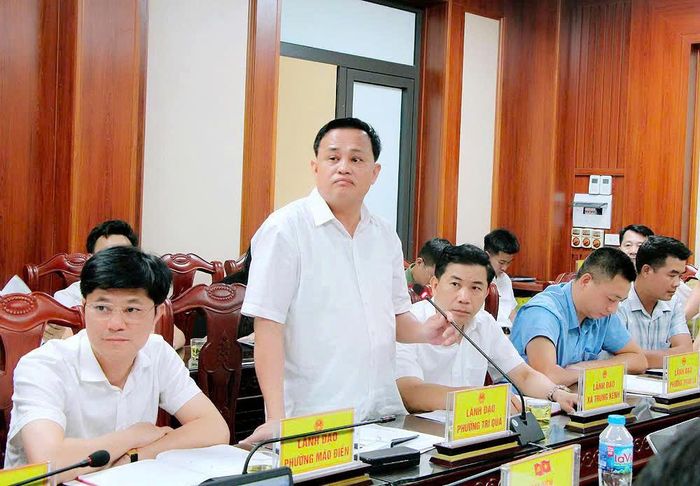  Đại diện lãnh đạo phường Trí Quả báo cáo kết quả một số nội dung liên quan giải phóng mặt bằng tại địa bàn. 