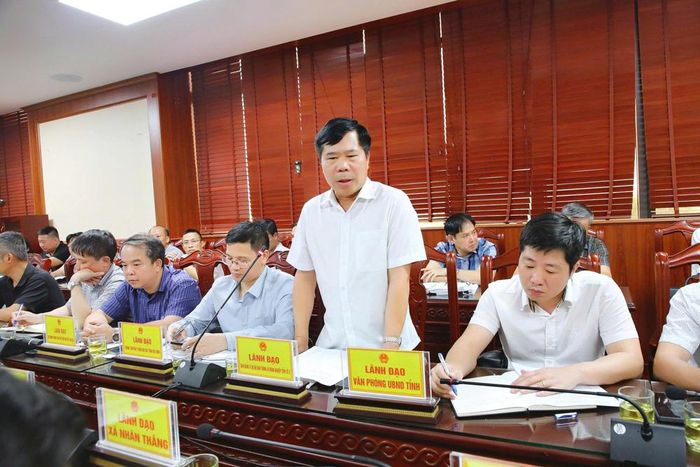  Đại diện Ban Quản lý dự án Đầu tư xây dựng các công trình giao thông, nông nghiệp Bắc Ninh số 2 báo cáo tiến độ dự án đường kết nối sân bay Gia Bình với Thủ đô Hà Nội. 