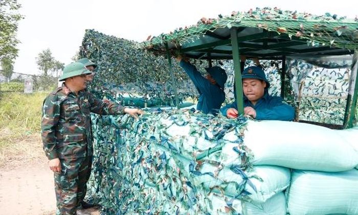Cán bộ, chiến sĩ lực lượng vũ trang phường Từ Sơn xây dựng công sự, trận địa phục vụ diễn tập.