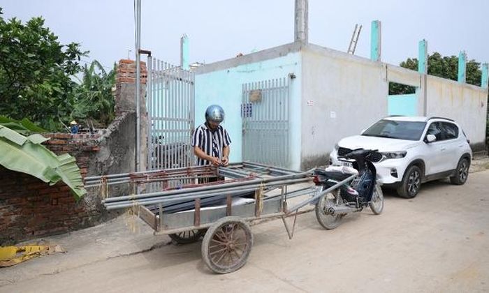 Người dân thôn Ngô Thôn, xã Gia Bình tháo dỡ nhà cửa, di chuyển vật dụng đến nơi ở mới để bàn giao mặt bằng xây dựng sân bay.