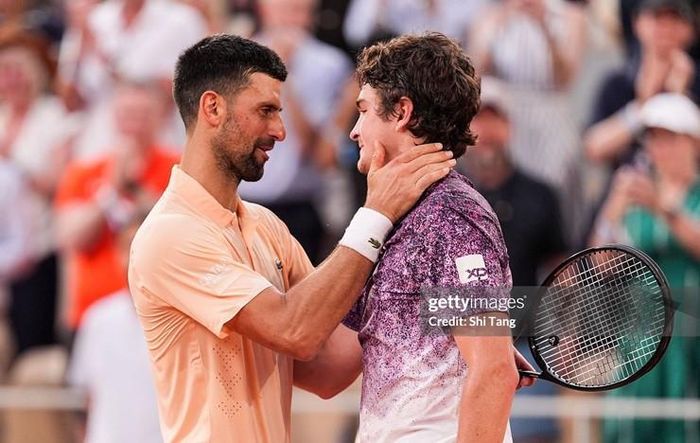 Djokovic chúc mừng tài năng trẻ Joao Fonseca sau trận thua ngược đầy tiếc nuối