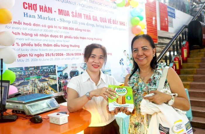 Du khách Ấn Độ tham gia quay số trúng thưởng tại chợ Hàn. Ảnh: VĂN HOÀNG