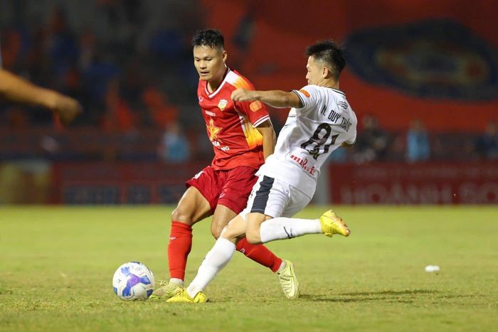 SHB Đà Nẵng (bên phải) nắm quyền tự quyết trong cuộc đua trụ hạng sau trận hòa 0-0 trước Hồng Lĩnh Hà Tĩnh ở vòng 25. Ảnh: NGUYÊN KHANG