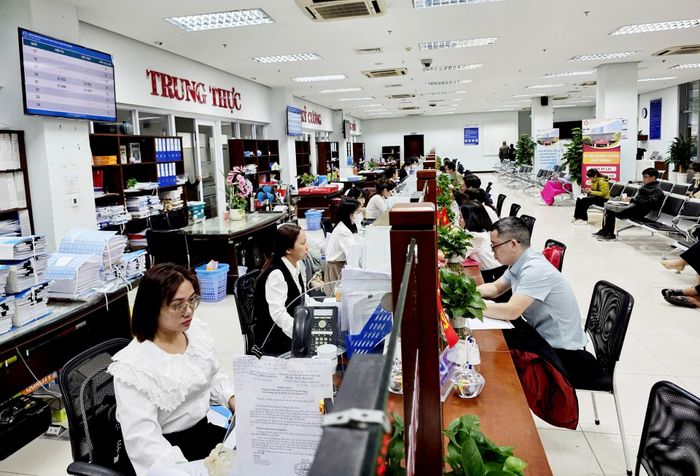Tiếp nhận, giải quyết thủ tục hành chính tại Trung tâm Phục vụ hành chính công thành phố. Ảnh: HÀN NGUYÊN