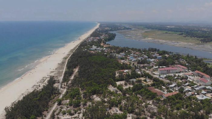 Với đề xuất mở một cảng sông tổng hợp ở sông Trường Giang kết hợp mở luồng tàu từ biển ra vào cảng sẽ giúp thoát lũ nhanh cho đô thị Tam Kỳ và giảm ngập lũ cho đô thị Hội An. Ảnh: NAM TRÂN