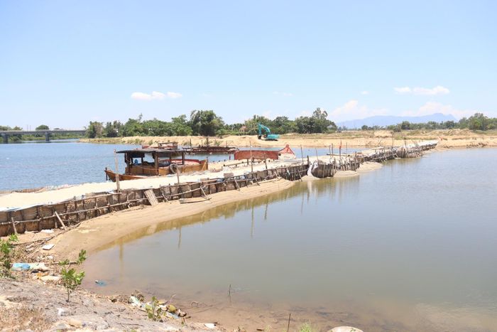 Tuyến đập tạm ngăn mặn trên sông Vĩnh Điện đã được hàn khẩu đoạn 30m ở giữa sông và đang được thực hiện các biện pháp bơm xả mặn, hòa loãng mặn bằng nước ngọt. Ảnh: NAM TRÂN