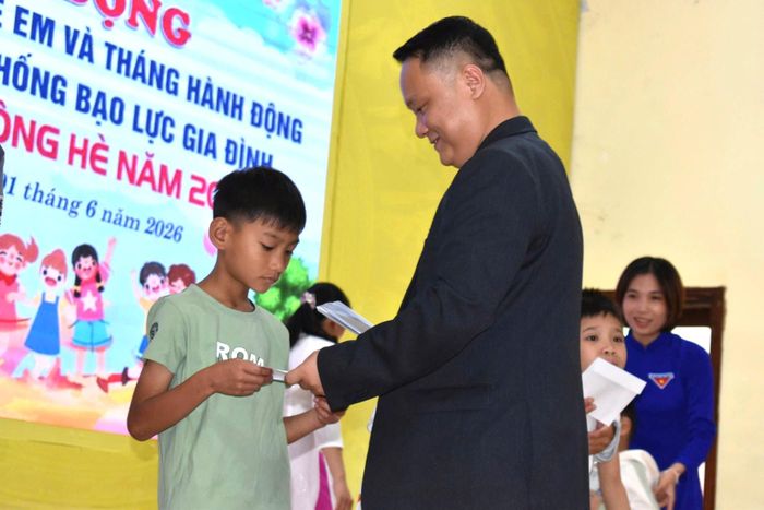 Ông Trần Văn Tuấn, Chủ tịch Tập đoàn Thái Bảo tặng quà cho trẻ em có hoàn cảnh khó khăn trên địa bàn. Ảnh: DUY THÁI