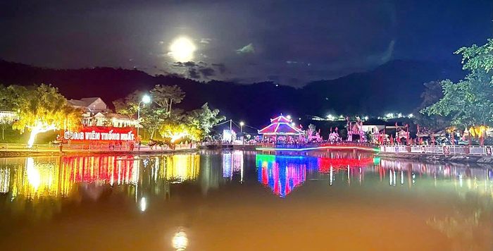 Diện mạo xã Tây Giang nhiều đổi thay, hệ thống giao thông, đời sống vật chất và tinh thần của người dân được cải thiện. Ảnh: HIỀN THÚY