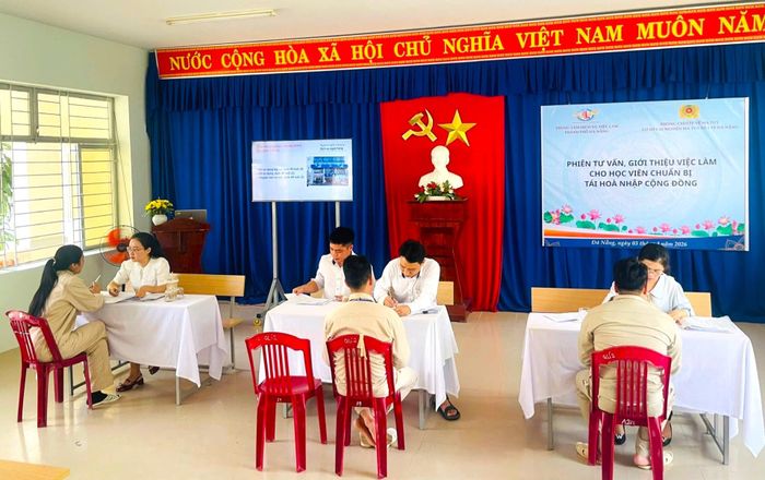 Học viên chuẩn bị tái hòa nhập cộng đồng tham gia hoạt động tư vấn, giới thiệu việc làm. Ảnh: NGỌC QUỐC