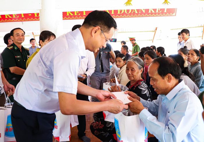 Bí thư Thành ủy Lê Ngọc Quang tặng quà cho người dân. Ảnh: NGỌC PHÚ