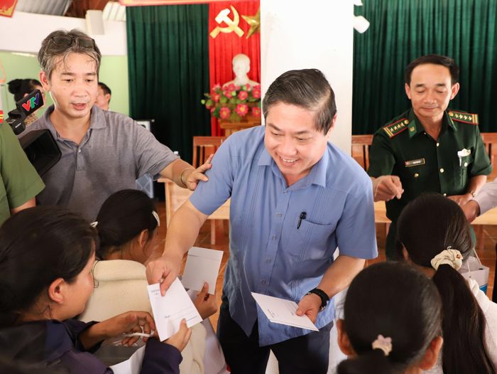 Phó Chủ tịch UBND thành phố Phan Thái Bình tặng quà cho các hộ gia đình. Ảnh: NGỌC PHÚ