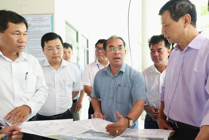 Phó Chủ tịch UBND thành phố Trần Anh Tuấn kiểm tra việc đầu tư dự án nâng cấp, mở rộng cơ sở vật chất Trường THPT Sơn Trà. Ảnh: NGỌC HÀ