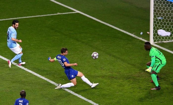 Azpilicueta giữ chìa khóa hệ thống phòng ngự.