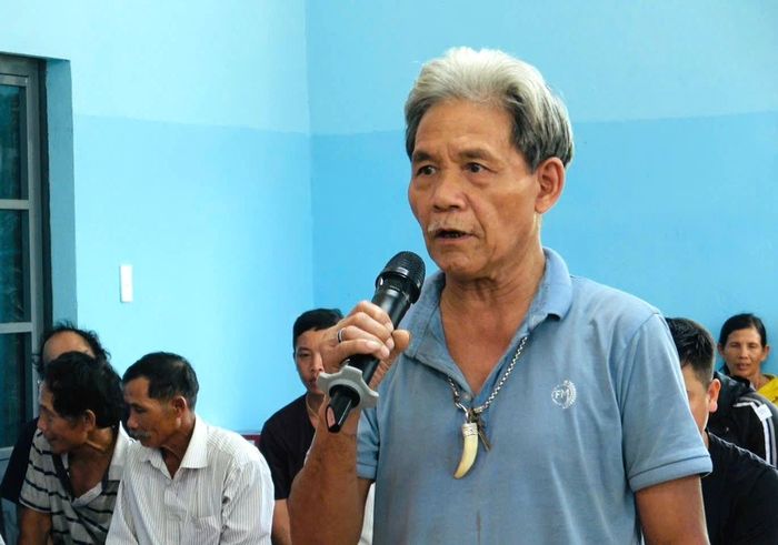 Người dân xã Trà Đốc nêu kiến nghị đến lãnh đạo xã. Ảnh: XUÂN TRỰC