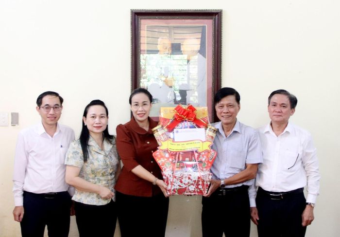 Phó Chủ tịch UBND thành phố Nguyễn Thị Anh Thi (thứ 3, trái sang) tặng quà chúc mừng Hội Người cao tuổi thành phố nhân kỷ niệm ngày truyền thống Người cao tuổi Việt Nam (6/6). Ảnh: TRỌNG HUY