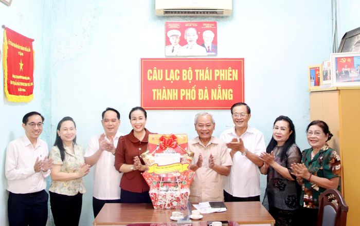 Phó Chủ tịch UBND thành phố Nguyễn Thị Anh Thi tặng quà chúc mừng Câu lạc bộ Thái Phiên. Ảnh: TRỌNG HUY