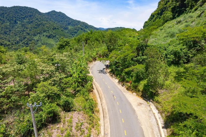 Công trình sửa chữa tuyến ĐT609 đoạn qua xã Bến Hiên. Ảnh: CÔNG TÚ
