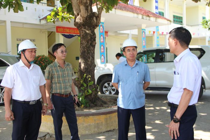Phó Chủ tịch UBND thành phố Trần Anh Tuấn kiểm tra cơ sở vật chất Trường Tiểu học - THCS Đại Chánh (xã Phú Thuận). Ảnh: QUỐC TUẤN