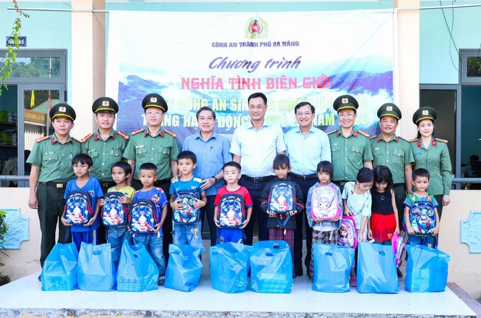 Bí thư Thành ủy Lê Ngọc Quang trao quà cho các cháu thiếu nhi. Ảnh: NGỌC PHÚ