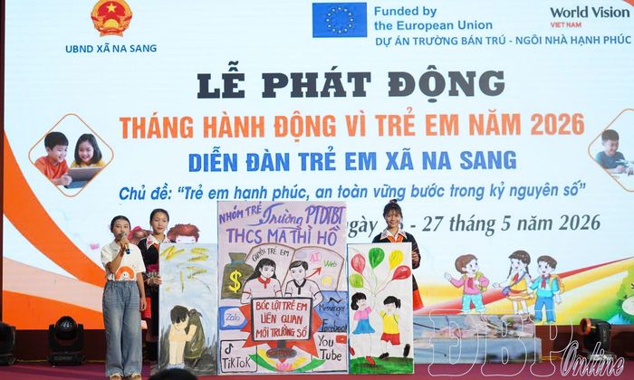 Trẻ em xã Na Sang trình bày thông điệp, tiểu phẩm truyền thông về bảo vệ trẻ em và an toàn trên không gian mạng.