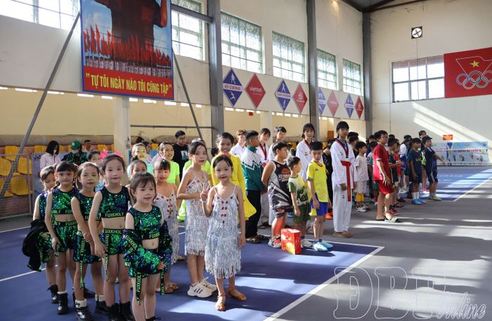 Các lớp năng khiếu thu hút đông đảo thanh thiếu niên, nhi đồng tham gia.