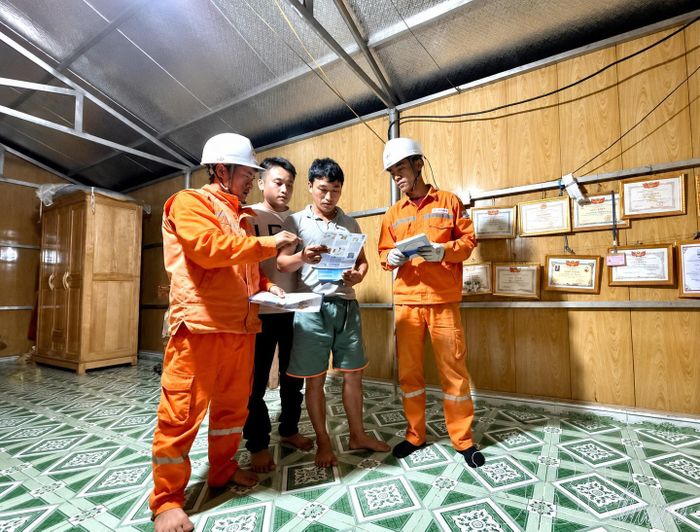 Cán bộ Chi nhánh Điện lực Na Sang tuyên truyền cách sử dụng điện tiết kiệm, hiệu quả cho người dân.
