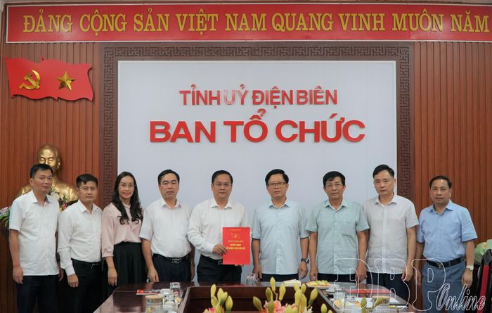 Cán bộ Ban Tổ chức Tỉnh ủy và Sở Nội vụ chúc mừng đồng chí Nguyễn Tiến Đạt.