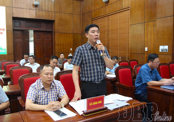 Lãnh đạo xã Sáng Nhè tham gia ý kiến tại hội nghị.