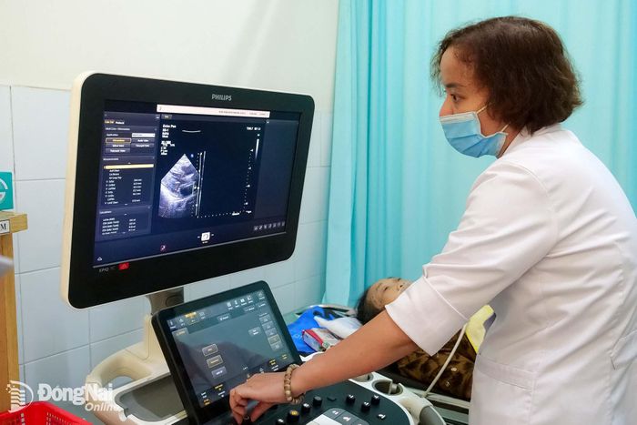 Bác sĩ Bệnh viện Đa khoa Thống Nhất siêu âm tim cho bệnh nhân lớn tuổi. Ảnh: Hạnh Dung