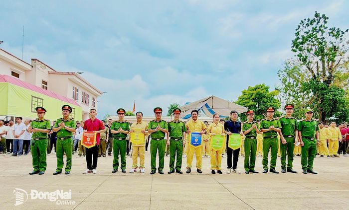 Ban Tổ chức trao giải cho các đội đạt giải