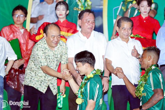 Ông Phạm Hương Sơn, Chủ tịch CLB Trường Tươi Đồng Nai hạnh phúc với chức vô địch - Ảnh: Nguyễn Tấn