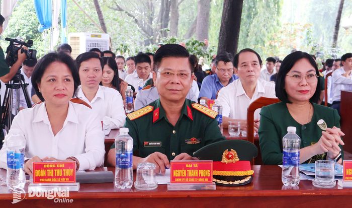 Thủ trưởng Quân khu 7, Ban Chỉ đạo 515 thành phố Đồng Nai và các đại biểu dự chương trình. Ảnh: Nguyệt Hà