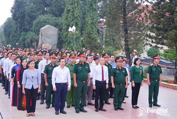 Thủ trưởng Quân khu 7, thành phố Đồng Nai và phường Trảng Dài dâng hương và mặc niệm viếng liệt sĩ trước khi thực hiện lấy mẫu. Ảnh: Nguyệt Hà